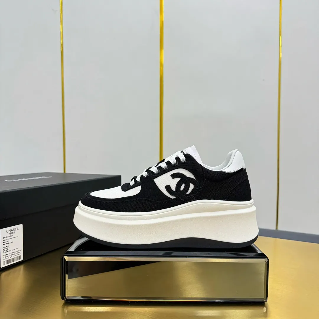 👟👟Ex-factory price 600👟👟 Upgraded version, upgraded version, upgraded version! No rebuttal accepted! ! ! ! Chanel Chanel panda shoes! 2025 counter's top casual sports shoes. This classic design; the upper is electro-embroidered with a variety of techniques; the outsole is fashionable and sporty; the unusual inclusion of a variety of color matching elements... The diversified mix and match is very good-looking and versatile, and can be used for leisure, fashion, sports, and outdoor... ꫛꫀꪝ Go➫ Materials: ❶Upper made of: original imported first-layer silk cowhide + original waterproof cloth + original first-layer cowhide ❷Inner lining: Original Yangli+Net ❸Outsole based on: Original TPU combination outsole Counter boutique packaging complete set for women 35–41 👉 👉